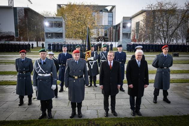Berlin, Zentralveranstaltung 70 Jahre Bundeswehr Feierliches Gelöbnis als Zentralveranstaltung des Bundesministers der Verteidigung Boris Pistorius (SPD) am 12.11.2025 anlässlich 70 Jahre Bundeswehr vor dem Bundeskanzleramt in Berlin. Im Bild: Bundespräsident Frank-Walter Steinmeier, Boris Pistorius und Berlin Berlin Deutschland *** Berlin, central event 70 years of the Bundeswehr Ceremonial pledge as a central event of the Federal Minister of Defense Boris Pistorius SPD on 12 11 2025 on the occasion of 70 years of the Bundeswehr in front of the Federal Chancellery in Berlin In the picture Federal President Frank Walter Steinmeier, Boris Pistorius and Berlin Berlin Germany