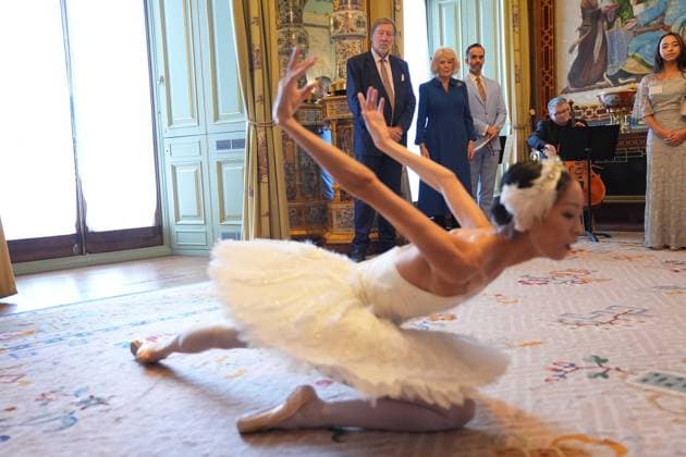 English National Ballet reception Queen Camilla, Patron of the English National Ballet, watching Sangeun Lee performing during a reception with staff, dancers, and supporters to celebrate the company s 75th anniversary and recognise the heritage, innovative creation of new works, and their learning and engagement programme, at Buckingham Palace in central London. Picture date: Wednesday November 12, 2025., Credit:Yui Mok Avalon UK, London Copyright: xYuixMokx xAvalonx 1052047404