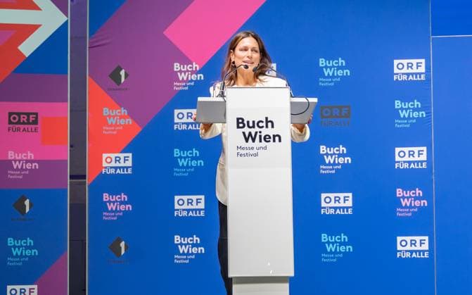 20251112 Eroeffnung Buch Wien 2025 WIEN, OESTERREICH - 12. NOVEMBER: Journalistin, Publizistin, TV-Moderatorin, Autorin und Ehrengast Shila Behjat waehrend ihrer Festrede mit dem Titel -Das weibliche Gesicht des Wandels- anlaesslich der Eroeffnung der Buch Wien 2025 Messe auf der ORF-Buehne in der Halle D und C der Messe Wien am 12. November 2025 in Wien, Oesterreich. 251112_SEPA_17_036 Copyright: xIsabellexOuvrardx SEPAxMedia