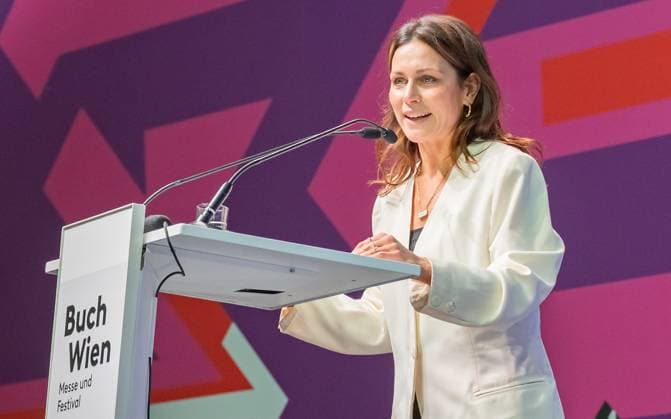 20251112 Eroeffnung Buch Wien 2025 WIEN, OESTERREICH - 12. NOVEMBER: Journalistin, Publizistin, TV-Moderatorin, Autorin und Ehrengast Shila Behjat waehrend ihrer Festrede mit dem Titel -Das weibliche Gesicht des Wandels- anlaesslich der Eroeffnung der Buch Wien 2025 Messe auf der ORF-Buehne in der Halle D und C der Messe Wien am 12. November 2025 in Wien, Oesterreich. 251112_SEPA_17_040 Copyright: xIsabellexOuvrardx SEPAxMedia