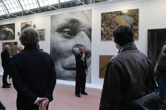 Visitors to the 2025 Paris Photo Fair walk past the Poggi Gallery from France on the opening day at the Grand Palais, on Wednesday, November 12, 2025. The world s most important international photography fair brings together iconic and emerging names, showcasing 179 galleries from 33 countries and a rich programme that encompasses photography in all its forms, from silver gelatin to blockchain.  PAR20251112101 MAYAxVIDON-WHITE