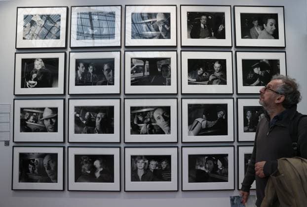 A visitor to the 2025 Paris Photo Fair walk past a display by Bruce Silverstein Gallery on the opening day at the Grand Palais, on Wednesday, November 12, 2025. The world s most important international photography fair brings together iconic and emerging names, showcasing 179 galleries from 33 countries and a rich programme that encompasses photography in all its forms, from silver gelatin to blockchain.  PAR20251112102 MAYAxVIDON-WHITE