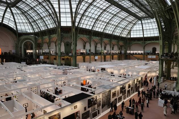 Visitors to the 2025 Paris Photo Fair on the opening day at the Grand Palais, on Wednesday, November 12, 2025. The world s most important international photography fair brings together iconic and emerging names, showcasing 179 galleries from 33 countries and a rich programme that encompasses photography in all its forms, from silver gelatin to blockchain.  PAR20251112106 MAYAxVIDON-WHITE
