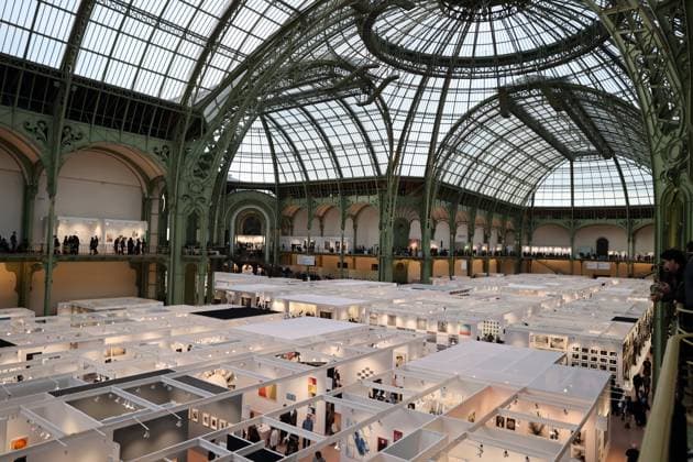 Visitors to the 2025 Paris Photo Fair on the opening day at the Grand Palais, on Wednesday, November 12, 2025. The world s most important international photography fair brings together iconic and emerging names, showcasing 179 galleries from 33 countries and a rich programme that encompasses photography in all its forms, from silver gelatin to blockchain.  PAR20251112112 MAYAxVIDON-WHITE