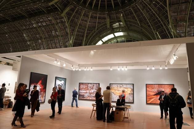 Visitors to the 2025 Paris Photo Fair on the opening day at the Grand Palais, on Wednesday, November 12, 2025. The world s most important international photography fair brings together iconic and emerging names, showcasing 179 galleries from 33 countries and a rich programme that encompasses photography in all its forms, from silver gelatin to blockchain.  PAR20251112118 MAYAxVIDON-WHITE