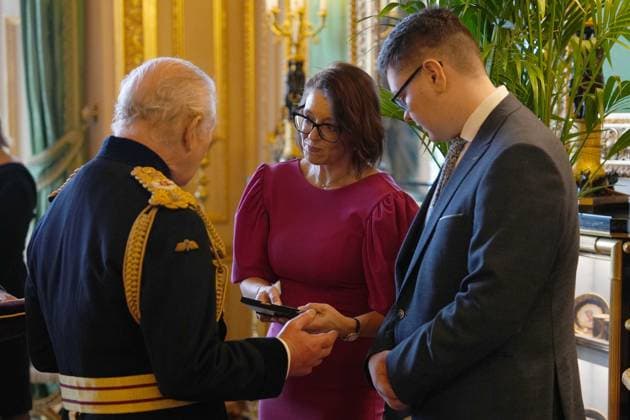 Elizabeth Emblem service Mrs. Andrea Irvine (Widow) receives the Elizabeth Emblem from King Charles III at Windsor Castle, Berkshire, for Reserve Constable Kenneth Irvine. Picture date: Wednesday November 12, 2025., Credit:Jonathan Brady Avalon UK, London  Copyright: xJonathanxBradyx xAvalonx 1052082808