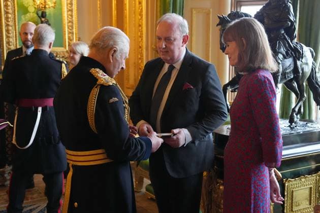 Elizabeth Emblem service Mr. Andrew Murphy (Son) receives the Elizabeth Emblem from King Charles III at Windsor Castle, Berkshire, for Detective Inspector David Murphy, Royal Ulster Constabulary. Picture date: Wednesday November 12, 2025., Credit:Jonathan Brady Avalon UK, London  Copyright: xJonathanxBradyx xAvalonx 1052082916