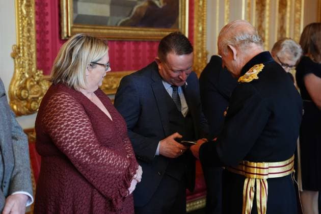 Elizabeth Emblem service Mr. Nigel Lutton (Son) receives the Elizabeth Emblem from King Charles III at Windsor Castle, Berkshire, for Reserve Constable Frederick Lutton. Picture date: Wednesday November 12, 2025., Credit:Jonathan Brady Avalon UK, London  Copyright: xJonathanxBradyx xAvalonx 1052082996