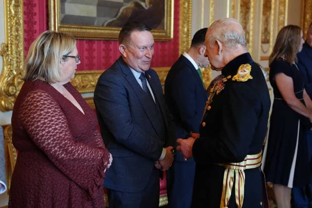 Elizabeth Emblem service Mr. Nigel Lutton (Son) receives the Elizabeth Emblem from King Charles III at Windsor Castle, Berkshire, for Reserve Constable Frederick Lutton. Picture date: Wednesday November 12, 2025., Credit:Jonathan Brady Avalon UK, London  Copyright: xJonathanxBradyx xAvalonx 1052083001