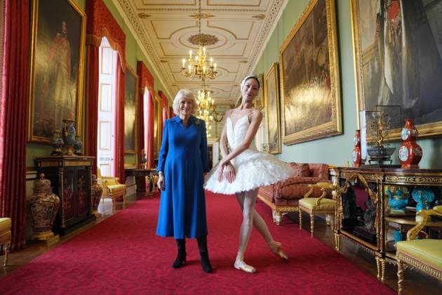 . 12 11 2025. London, United Kingdom. Queen Camilla with ballerina Sangeun Lee, at a reception for the English National Ballet to celebrate the company s 75th anniversary at Buckingham Palace in London.  xPoolx xi-Imagesx IIM-26373-0007