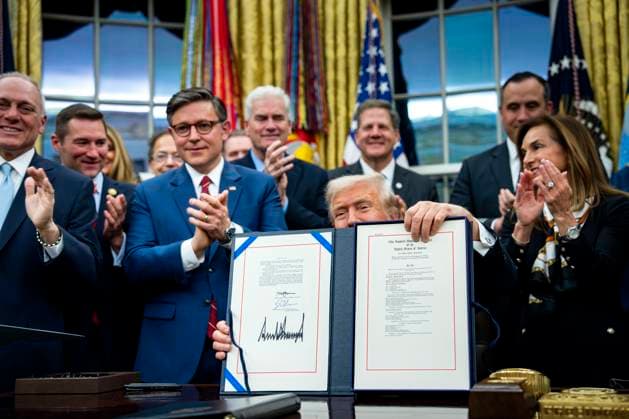 News Bilder des Tages President Donald Trump signs the funding package to re-open the federal government in the Oval Office of the White House in Washington, DC, on November 12, 2025. The short-term spending bill fund the government through January 30 and end the longest shutdown in U.S. History.  WAP20251112324 BONNIExCASH