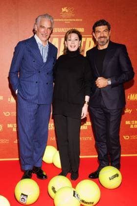 News - Il Maestro - Photocall Andrea Di Stefano, Edwige Fenech, Pierfrancesco Favino attend the Il Maestro photocall at Cinema Anteo on November 12, 2025 in Milan, Italy. Photo: Cinzia Camela. Milan Cinema Anteo Italy Copyright: xCinziaxCamelax xLiveMediax LPN_2141409