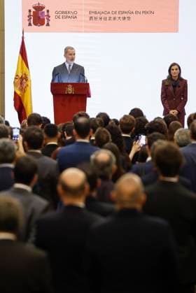 Spanish King Felipe VI (L) and Queen Letizia (R) during a meeting with Spanisrds who live in China held in Beijing, China on 13 November 2025 on the occasion of a royal official visit to China. Spanish royal couple meet Spaniards who live in China !ACHTUNG: NUR REDAKTIONELLE NUTZUNG!  Copyright: xChemaxMoyax GRAF3112 20251113-55018520405_1