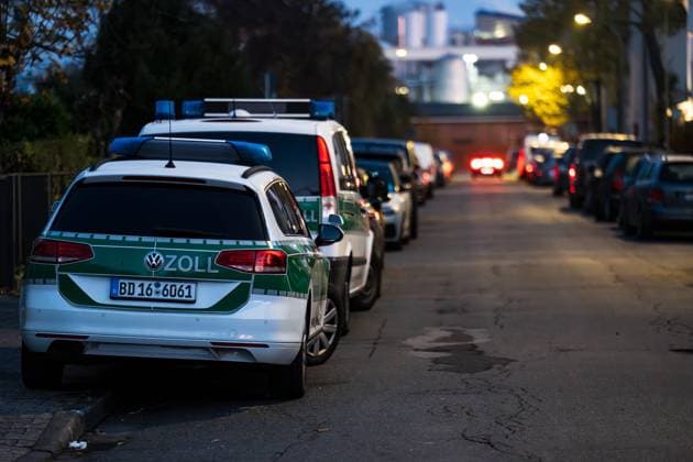 Schlag gegen mutmaßliche Hells-Angels-Struktur Großrazzia Waffen, Bargeld und Festnahmen Am 12.11.2025 durchsuchten Ermittler der Frankfurter Polizei und des Zollfahndungsamts Frankfurt am Main mehrere Objekte im Rahmen eines Verfahrens gegen eine Gruppierung, der umfangreicher Betäubungsmittelhandel vorgeworfen wird. Insgesamt waren sieben Personen im Alter zwischen 32 und 59 Jahren betroffen, die nach Angaben im Zusammenhang mit der Rockergruppierung Hells Angels stehen. Bei den Maßnahmen wurden scharfe Schusswaffen, dem Betäubungsmittelhandel zuzuordnende Gegenstände, Bargeld im hohen fünfstelligen Bereich und mehrere hochwertige Fahrzeuge beschlagnahmt. Gegen drei mutmaßliche Verantwortliche wurden Haftbefehle vollstreck