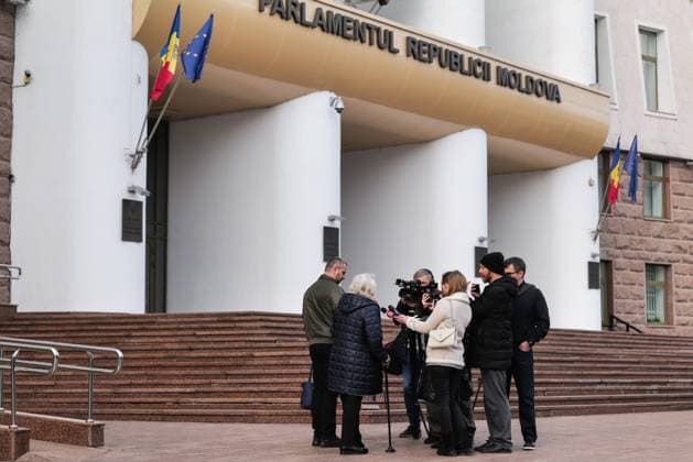 MOLDOVA, CHISINAU - NOVEMBER 13, 2025: Lyudmila Lashchenova (2nd L), chairperson of the Russian Community in Moldova, a member of the first convocation of the Moldovan Parliament, is seen outside the offices of the Parliament of Moldova. The parliament discusses the closure of the Russian House Chisinau Moldova  - ZUMAt113 20251113_zaa_t113_071 Copyright: xVadimxDenisovx