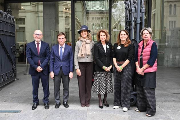 Inauguration of the New Future 2025 Flea Market The Mayor of Madrid, José Luis Martínez Almeida 2i , Infanta Elena 3i , Pina Sánchez 3d and Simoneta Gómez Acebo d during the inauguration of the New Future 2025 Flea Market at the Galería de Cristal del Palacio Cibeles in Madrid, on November 13, 2025, in Madrid Spain FAMOSOSOS SOLIDARITY RASTRILLO José Madrid Madrid Madrid Espana  Copyright: xJosÃ xOlivax 7098360