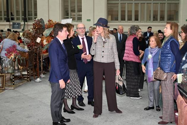 Inauguration of the New Future 2025 Flea Market The Mayor of Madrid, José Luis Martínez Almeida, and Infanta Elena during the inauguration of the New Future 2025 Flea Market at the Crystal Gallery of the Cibeles Palace in Madrid, on November 13, 2025, in Madrid Spain FAMOUSES SOLIDARITY RASTRILLO José Madrid Madrid Madrid Spain  Copyright: xJosÃ xOlivax 7098373