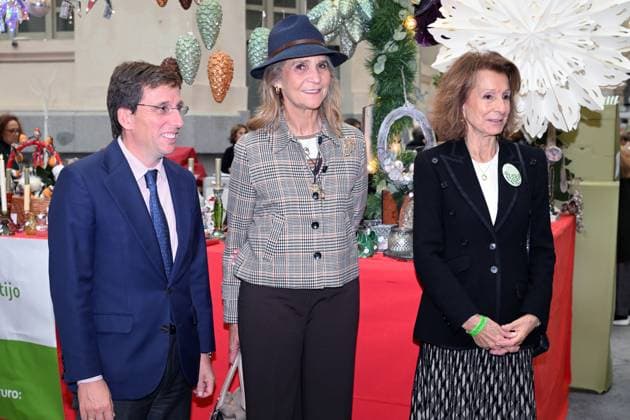 Inauguration of the New Future 2025 Flea Market The Mayor of Madrid, José Luis Martínez Almeida, Infanta Elena and Pina Sánchez during the inauguration of the New Future 2025 Flea Market at the Crystal Gallery of the Cibeles Palace in Madrid, on November 13, 2025, in Madrid Spain FAMOUSES SOLIDARITY RASTRILLO José Madrid Madrid Madrid Spain  Copyright: xJosÃ xOlivax 7098422