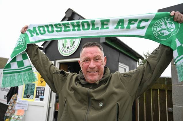 The Prince Of Wales Opens New Road At Mousehole Football Club MOUSEHOLE, ENGLAND - NOVEMBER 13: A Mousehole AFC fan holds a scarf ahead of the arrival of Prince William, Prince of Wales, Duke of Cornwall during his visit to the club, where the Duke will open a new access road to the club s ground and facilities on November 13, 2025 in Mousehole, England., Credit:Hugh Hastings Avalon United Kingdom, England, Mousehole  Copyright: xHughxHastingsx xAvalonx 1052201376