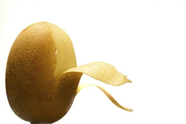 Rohe Kiwi mit teilweise entfernter Haut, die ihre frische Textur enthüllt, perfekt zum Kochen und für gesunde Ernährungskonzepte Raw kiwi with partially removed skin, revealing its fresh texture, perfect for cooking and healthy eating concepts Copyright: imageBROKER joseantona ibxjhh15666618.jpg