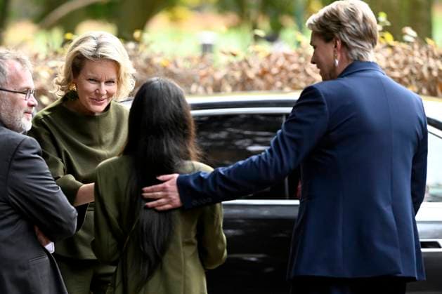 Queen Mathilde attends of the play «Foxfinder» at the Théâtre de Poche BRUSSELS, BELGIUM - NOVEMBER 13 : Céline Fremault (Les Engagés) & Queen Mathilde attend a special performance of the play «Foxfinder» at the Théâtre de Poche with deaf and hard-of-hearing students from the Royal Institute for the Deaf and Blind (IRSA) and students from other Brussels schools (the Institut Saint-Louis, the Collège Roi Baudouin and the Institut Redouté-Peiffer) on November 13, 2025 in Brussels, Belgium, 13 11 2025 Brussels Belgium  Copyright: xDidierxLebrunx
