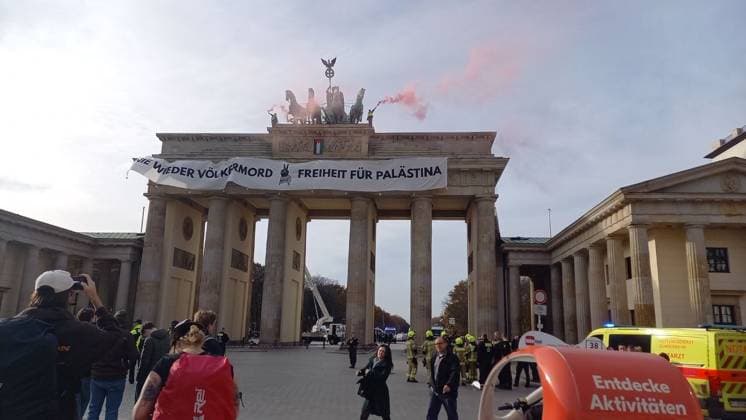 News Bilder des Tages Activists climb iconic Brandenburg Gate to protest Germany s complicity in Gaza BERLIN, GERMANY - NOVEMBER 13: Pro-Palestinian activists climbed Berlin s iconic Brandenburg Gate and unfurl a massive banner on Thursday in a striking protest against Germany s backing of Israel s military offensive in Gaza on November 13, 2025 in Berlin, Germany. The activists used a lift truck to reach the top of the historic landmark at Pariser Platz. They displayed the banner reading: Genocide: Never Again — Freedom for Palestine, and remained on the structure for some time, waving Palestinian flags and chanting slogans. Ilkin Eskipehlivan Anadolu Berlin Germany. Editorial use only. Please get in touch for any other usage.  Copyright: x2025xAnadoluxIlkinxEskipehlivanx