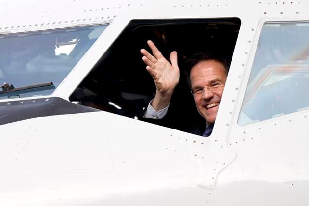 News Bilder des Tages NATO-Generalsekretär Mark Rutte winkt beim Besuch der NATO-Aufklärungseinheit in Geilenkirchen (NATO Airborne Early Warning and Control Force) auf der NATO-Basis Geilenkirchen aus dem Cockpit eines AWACS-Flugzeug. Geilenkirchen, 13.11.2025 NRW Deutschland *** NATO Secretary General Mark Rutte waves from the cockpit of an AWACS aircraft during a visit to the NATO reconnaissance unit in Geilenkirchen NATO Airborne Early Warning and Control Force at the NATO base in Geilenkirchen Geilenkirchen, 13 11 2025 NRW Germany Copyright: xChristophxHardtx