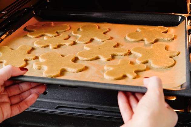 IMAGO Creative, Weihnachten, Food, Backen, Lebkuchen Weibliche Hände legt Backblech mit Weihnachten Lebkuchen Plätzchen Mann in den Ofen in der Küche. Weihnachten Backen Konzept Hintergrund. Female hands puts baking tray with Christmas gingerbread cookie man in oven in the kitchen. Christmas baking concept background. (License=RM) Copyright: xZoonar.com KatsiarynaxHuravax 24226987