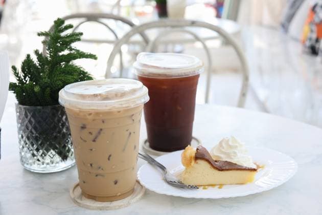 IMAGO Creative, Food, Trend, Iced Coffee Zwei Eiskaffees und ein Stück Kuchen auf einem Tisch mit unscharfem Hintergrund. Two iced coffees and a slice of cake on a table blurred background. (License=RM) Copyright: xZoonar.com SupitnanxPimpisarnx 24226958