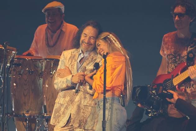 Mexican singer Marco Antonio Solís performs alongside Colombian singer Karol G at the Latin Grammy Awards ceremony in Las Vegas, United States, 13 November 2025. Latin Grammy Awards Ceremony 2025 in Las Vegas !ACHTUNG: NUR REDAKTIONELLE NUTZUNG!  Copyright: xOctavioxGuzmánx AME8958 20251114-55018531499_1