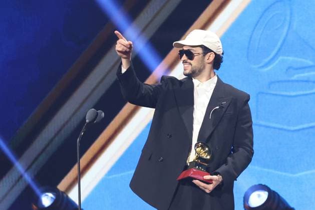Puerto Rican singer Bad Bunny celebrates after winning the Latin Grammy for Best Urban Music Album in Las Vegas, United States, 13 November 2025. Latin Grammy Awards Ceremony 2025 in Las Vegas !ACHTUNG: NUR REDAKTIONELLE NUTZUNG!  Copyright: xOctavioxGuzmánx AME8959 20251114-55018531559_1