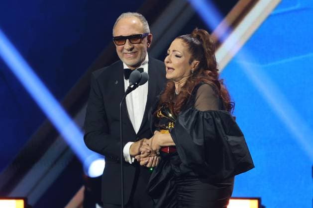 Cuban-American singer Gloria Estefan (R) receives the Best Traditional Tropical Album award alongside her husband Emilio Estefan in Las Vegas, United States, 13 November 2025. Latin Grammy Awards Ceremony 2025 in Las Vegas !ACHTUNG: NUR REDAKTIONELLE NUTZUNG!  Copyright: xOctavioxGuzmánx AME8926 20251114-55018531572_1
