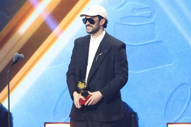 Puerto Rican singer Bad Bunny celebrates after winning the Latin Grammy for Best Urban Music Album in Las Vegas, United States, 13 November 2025. Latin Grammy Awards Ceremony 2025 in Las Vegas !ACHTUNG: NUR REDAKTIONELLE NUTZUNG!  Copyright: xOctavioxGuzmánx AME8966 20251114-55018531579_1