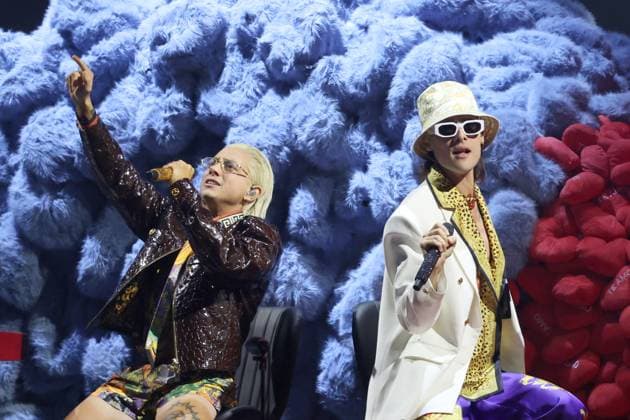 Argentinians Ca7riel (R) and Paco Amoroso (L) perform at the Latin Grammy Awards ceremony in Las Vegas, United States, 13 November 2025. Latin Grammy Awards Ceremony 2025 in Las Vegas !ACHTUNG: NUR REDAKTIONELLE NUTZUNG!  Copyright: xOctavioxGuzmánx AME8991 20251114-55018531708_1