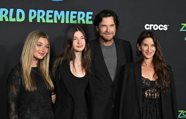 ˜Zootopia 2™ World Premiere Francesca Nora Bateman, Maple Sylvie Bateman, Jason Bateman and Amanda Anka arriving to Zootopia 2 world premiere held at the El Capitan Theatre on November 13, 2025 in Hollywood, Ca. Hollywood El Capitan Theatre California USA Copyright: xStarbuck AFF-USA.COMx