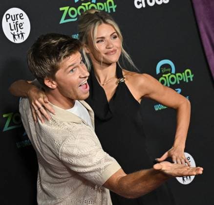 ˜Zootopia 2™ World Premiere Robert Irwin and Witney Carson arriving to Zootopia 2 world premiere held at the El Capitan Theatre on November 13, 2025 in Hollywood, Ca. Hollywood El Capitan Theatre California USA Copyright: xStarbuck AFF-USA.COMx