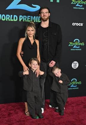 ˜Zootopia 2™ World Premiere Witney Carson, Kevin Leo McAllister, Carson McAllister and Jet Carson McAllister arriving to Zootopia 2 world premiere held at the El Capitan Theatre on November 13, 2025 in Hollywood, Ca. Hollywood El Capitan Theatre California USA Copyright: xStarbuck AFF-USA.COMx