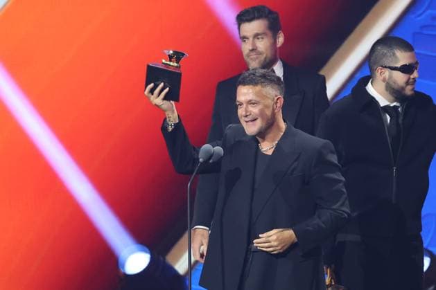 Spanish singer Alejandro Sanz receives a Latin Grammy for Recording of the Year in Las Vegas, United States, 13 November 2025. Latin Grammy Awards Ceremony 2025 in Las Vegas !ACHTUNG: NUR REDAKTIONELLE NUTZUNG!  Copyright: xOctavioxGuzmánx AME8994 20251114-55018531920_1