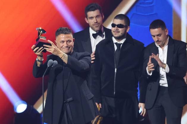 Spanish singer Alejandro Sanz receives a Latin Grammy for Recording of the Year in Las Vegas, United States, 13 November 2025. Latin Grammy Awards Ceremony 2025 in Las Vegas !ACHTUNG: NUR REDAKTIONELLE NUTZUNG!  Copyright: xOctavioxGuzmánx AME8995 20251114-55018531921_1