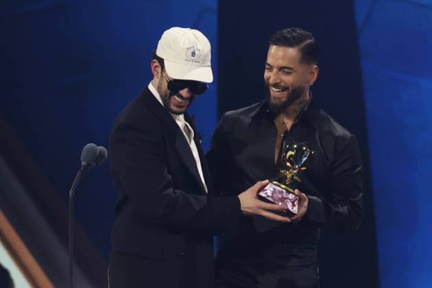 Colombian singer Maluna (R) presents a Latin Grammy to Puerto Rican singer Bad Bunny in Las Vegas, United States, 13 November 2025. Latin Grammy Awards Ceremony 2025 in Las Vegas !ACHTUNG: NUR REDAKTIONELLE NUTZUNG!  Copyright: xOctavioxGuzmánx AME8997 20251114-55018531922_1