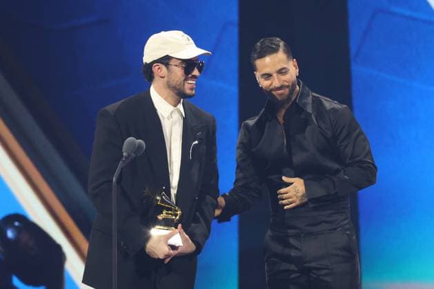 Colombian singer Maluna (R) presents a Latin Grammy to Puerto Rican singer Bad Bunny in Las Vegas, United States, 13 November 2025. Latin Grammy Awards Ceremony 2025 in Las Vegas !ACHTUNG: NUR REDAKTIONELLE NUTZUNG!  Copyright: xOctavioxGuzmánx AME8998 20251114-55018531923_1