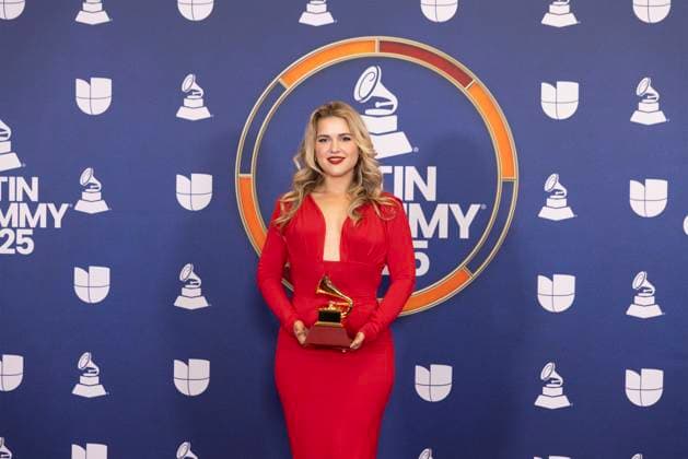 American singer Amanda Ibanez poses with her Best Pop Song award during 26th Latin Grammy awarding ceremony at MGM Grand Garden Arena in Las Vegas, Nevada, USA, 13 November 2025. Latin Grammy awarding ceremony in Las Vegas !ACHTUNG: NUR REDAKTIONELLE NUTZUNG!  Copyright: xArmandoxArorizox USA6338 20251114-55018532587_1
