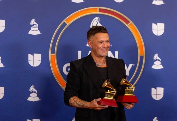 Spanish singer and songwriter Alejandro Sanz poses with his Best contemporary Pop Album award and Record of the Year award during 26th Latin Grammy awarding ceremony at MGM Grand Garden Arena in Las Vegas, Nevada, USA, 13 November 2025. Latin Grammy awarding ceremony in Las Vegas !ACHTUNG: NUR REDAKTIONELLE NUTZUNG!  Copyright: xArmandoxArorizox USA6335 20251114-55018532633_1