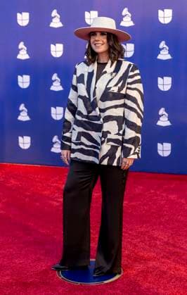 Dominican singer Covi Quintana poses with her Best Pop Song award during 26th Latin Grammy awarding ceremony at MGM Grand Garden Arena in Las Vegas, Nevada, USA, 13 November 2025. Latin Grammy awarding ceremony in Las Vegas !ACHTUNG: NUR REDAKTIONELLE NUTZUNG!  Copyright: xArmandoxArorizox USA6356 20251114-55018532889008_1008