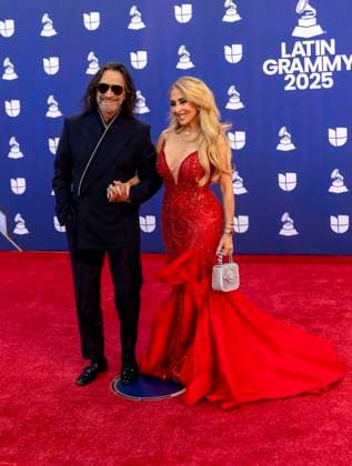 Mexican singer Marco Antonio Solís and his wife Cristy pose on the red carpet during 26th Latin Grammy awarding ceremony at MGM Grand Garden Arena in Las Vegas, Nevada, USA, 13 November 2025. Latin Grammy awarding ceremony in Las Vegas !ACHTUNG: NUR REDAKTIONELLE NUTZUNG!  Copyright: xArmandoxArorizox USA6371 20251114-55018533077_1