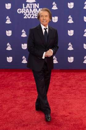 Spanish singer Raphael poses on the red carpet during 26th Latin Grammy awarding ceremony at MGM Grand Garden Arena in Las Vegas, Nevada, USA, 13 November 2025. Latin Grammy awarding ceremony in Las Vegas !ACHTUNG: NUR REDAKTIONELLE NUTZUNG!  Copyright: xArmandoxArorizox USA6383 20251114-55018533234_1