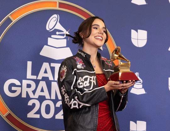 Colombian singer Vibarco poses with her Best New Artist award during 26th Latin Grammy awarding ceremony at MGM Grand Garden Arena in Las Vegas, Nevada, USA, 13 November 2025. Latin Grammy awarding ceremony in Las Vegas !ACHTUNG: NUR REDAKTIONELLE NUTZUNG!  Copyright: xArmandoxArorizox USA6323 20251114-55018533236_1