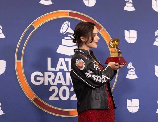 Mexican artist Paloma Morphy poses with her Best New Artist award during 26th Latin Grammy awarding ceremony at MGM Grand Garden Arena in Las Vegas, Nevada, USA, 13 November 2025. Latin Grammy awarding ceremony in Las Vegas !ACHTUNG: NUR REDAKTIONELLE NUTZUNG!  Copyright: xArmandoxArorizox USA6324 20251114-55018533359_1