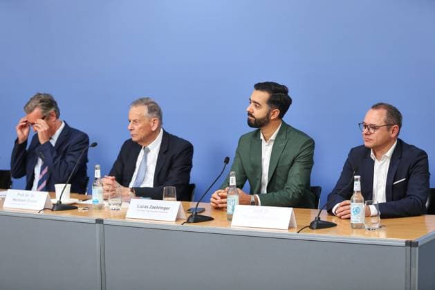Berlin, Germany, 14 11 2025 Haus der Bundespressekonferenz Press conferences Innovator of the Year Main conference for the Innovation Award 2025 Michael Oelmann, Hermann Simon, Lucas Zaehringer and Thomas Auhuber Copyright: xdtsxNachrichtenagenturx dts_93722