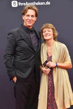 Thomas Heinze with companion at the 77 Bambi Awards 2025 in the Bavaria Filmstudios Munich, 13 11 2025 Foto:xB.xInsingerx xFuturexImagex bambi_5189